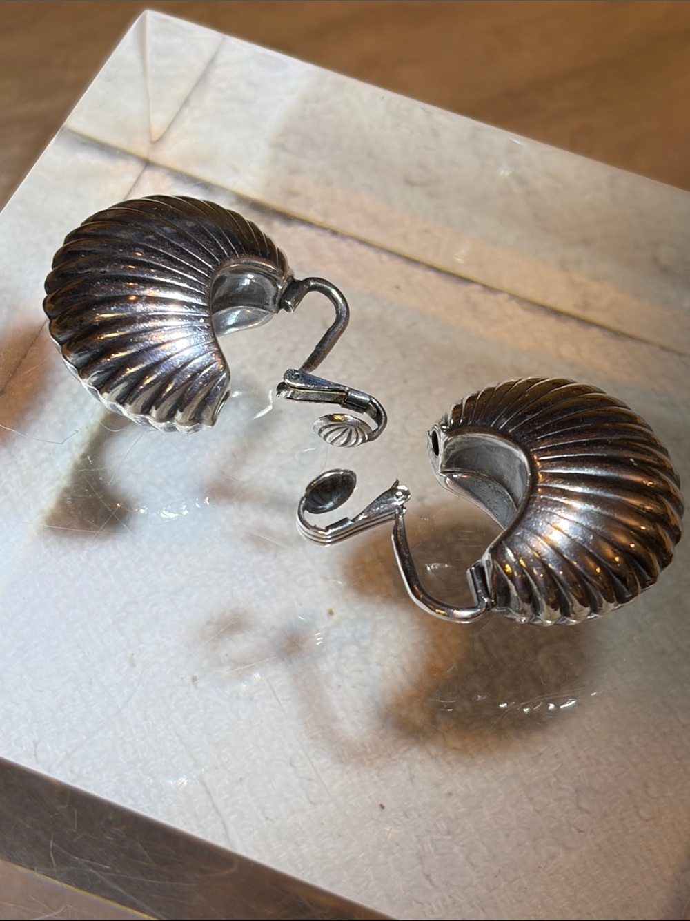 VTG 60โs Classic Sterling Silver Puffed Ribbed Shrimp Hoop Clip-On Earrings - Picture 6 of 6